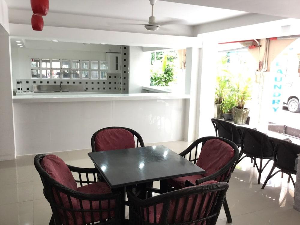 Boomerang Inn Phuket Extérieur photo