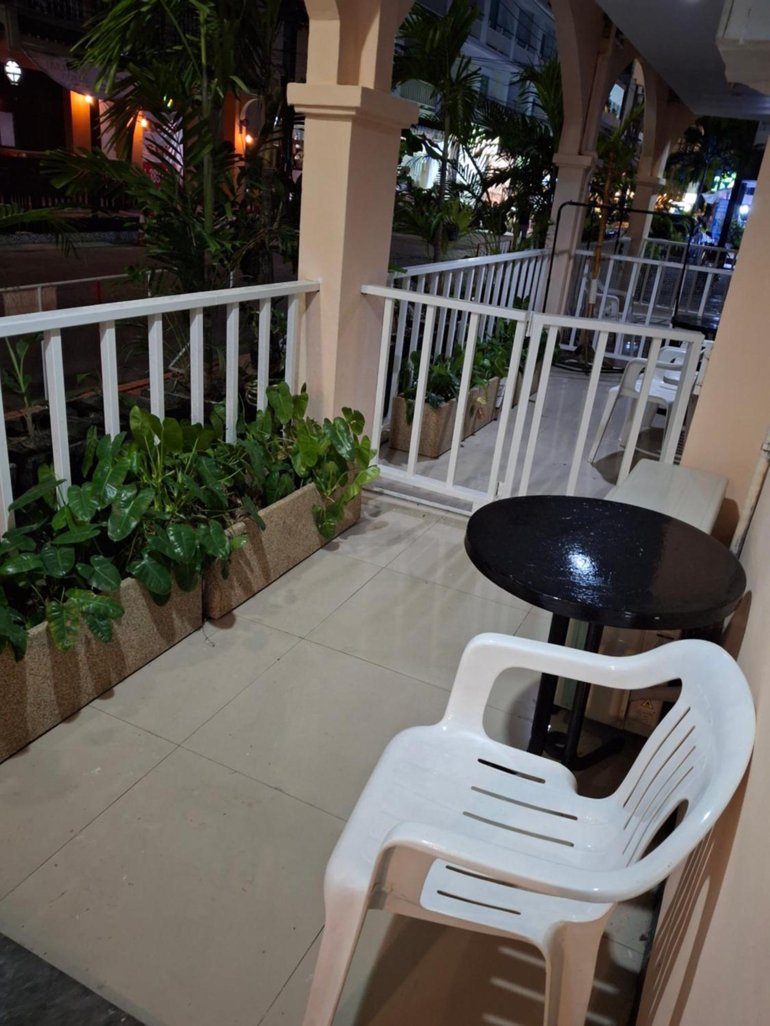 Boomerang Inn Phuket Extérieur photo